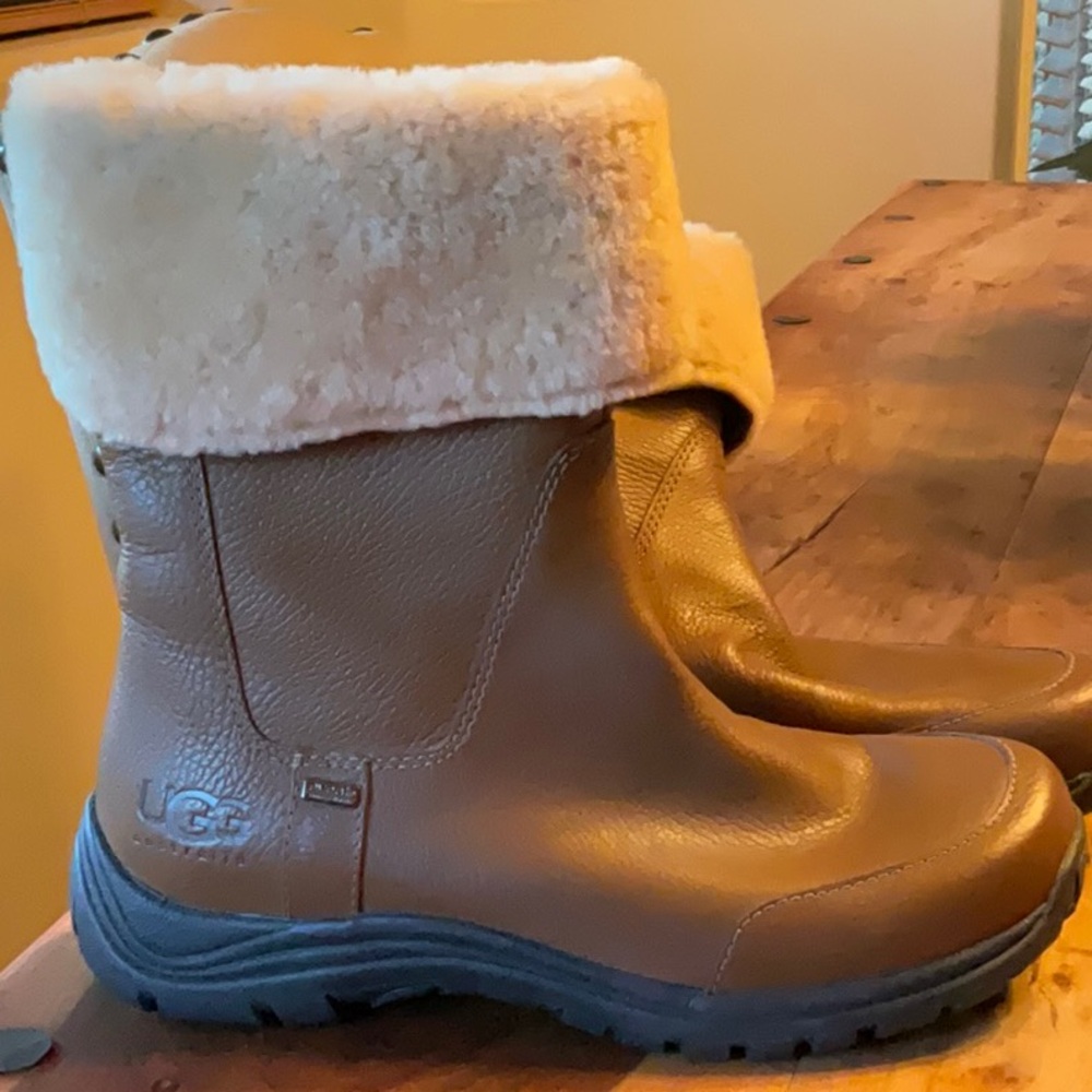 Ugg Australia waterproof Boot Size 9